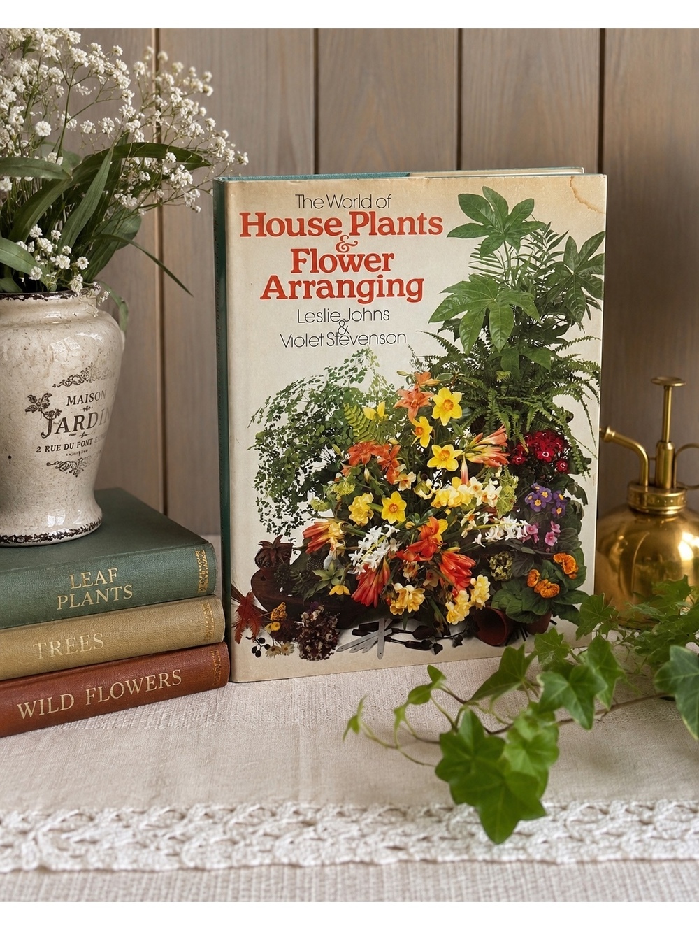 Vintage The World of House Plants & Flower Arranging Book Leslie Johns Violet